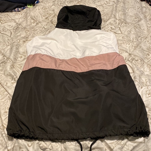 Love tree light weight jacket size medium color white and black and pink👍🏽 - Picture 4 of 6